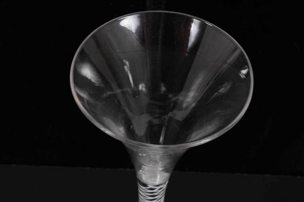 Georgian toasting glass of tall slender form with trumpet bowl, opaque twist stem on splayed foot 18 - Bild 4 aus 4