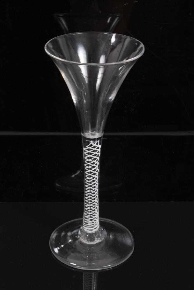 Georgian toasting glass of tall slender form with trumpet bowl, opaque twist stem on splayed foot 18 - Bild 2 aus 4