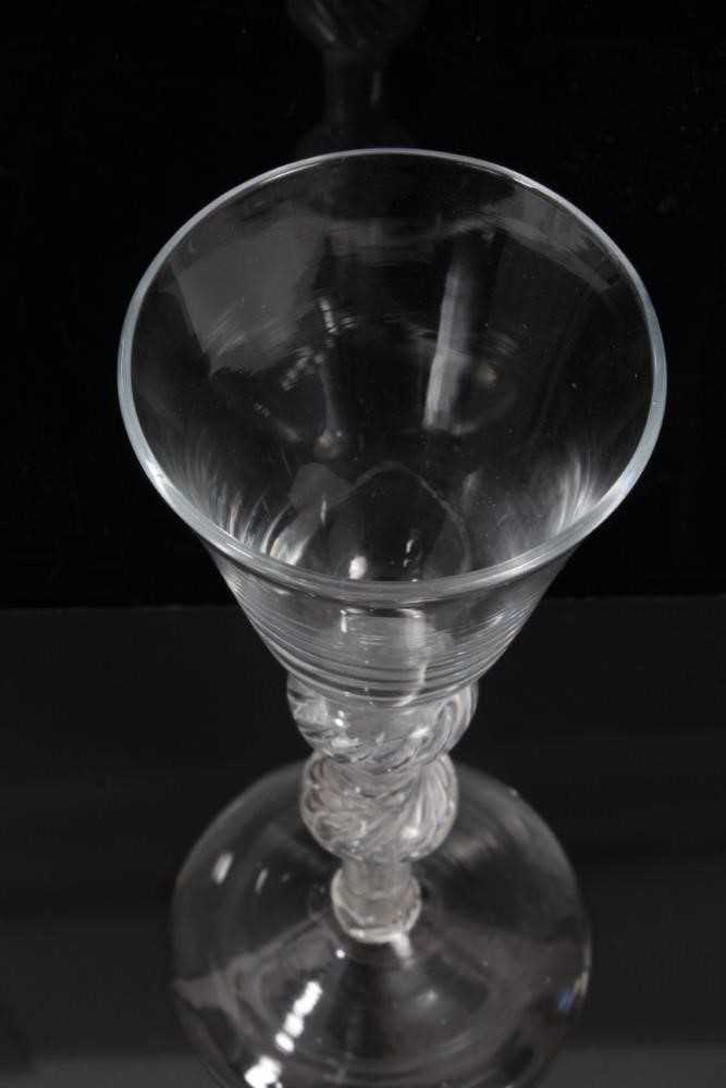 18th century wine glass with bell-shaped bowl, double knoped air twist stem on splayed foot 16 cm - Bild 4 aus 4