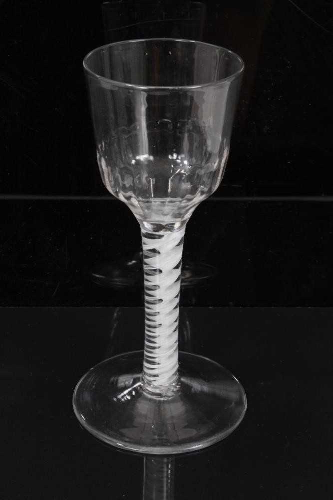 18th century wine glass with moulded bowl, double opaque twist stem on splayed foot 15cm - Bild 2 aus 4