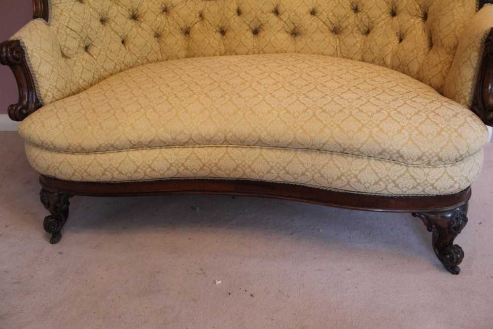 Good quality Victorian rosewood framed double ended sofa upholstered in buttoned material, carved ro - Bild 5 aus 8