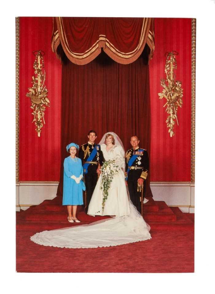 H.M.Queen Elizabeth II and H.R.H.The Duke of Edinburgh, signed 1981 Christmas card with twin gilt Ro