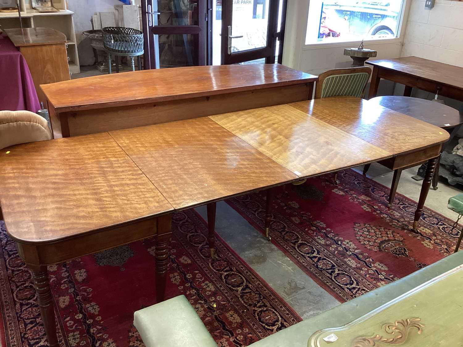 Good Regency figured mahogany extending dining table, with D-ends raised on ringed turned legs and b - Bild 4 aus 11