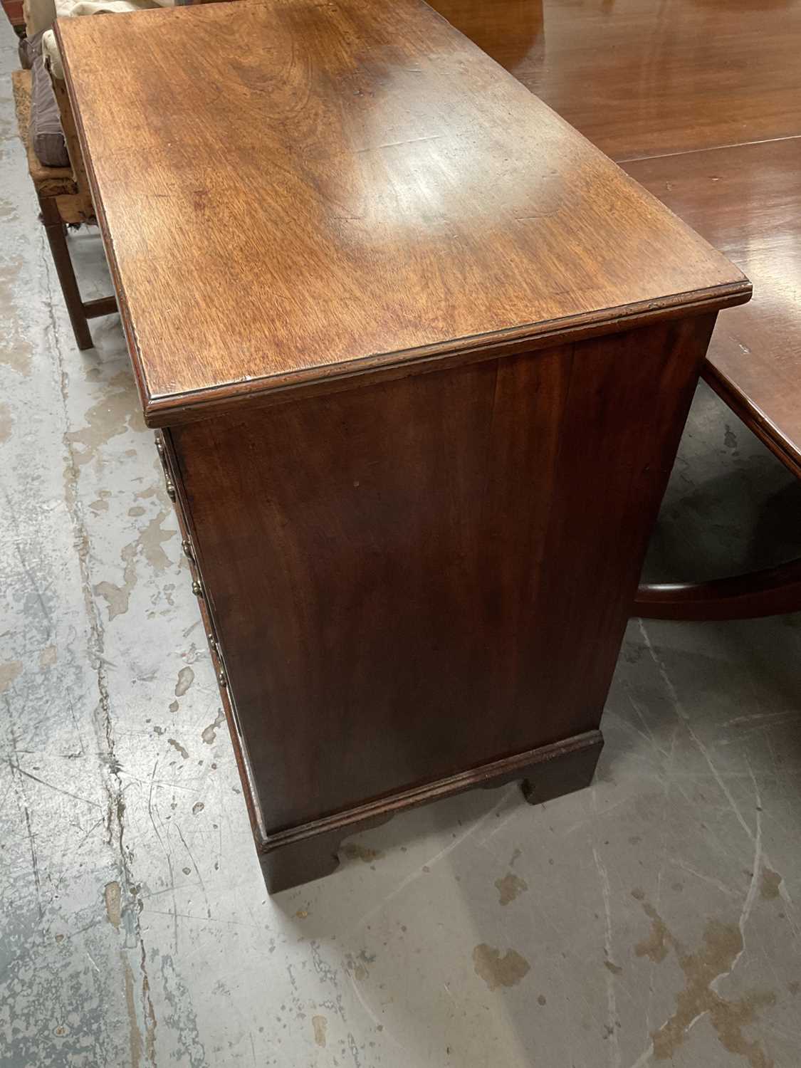 George III mahogany chest of drawers with brushing slide and four long graduated drawers with brass - Bild 5 aus 7