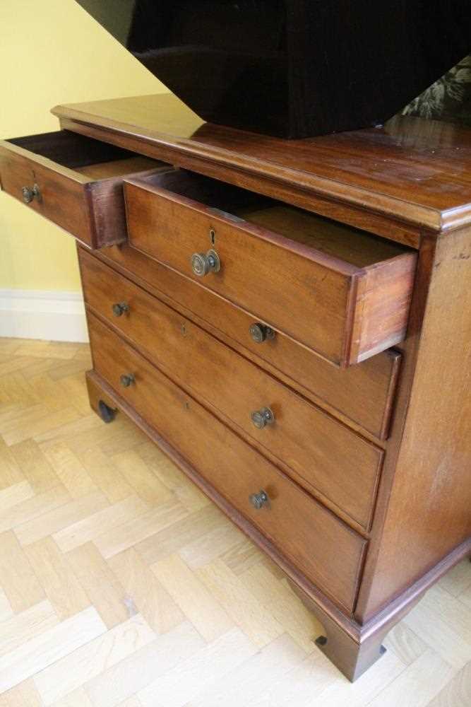 19th century mahogany chest of two short and three long graduated drawers with brass handles and coc - Bild 3 aus 3