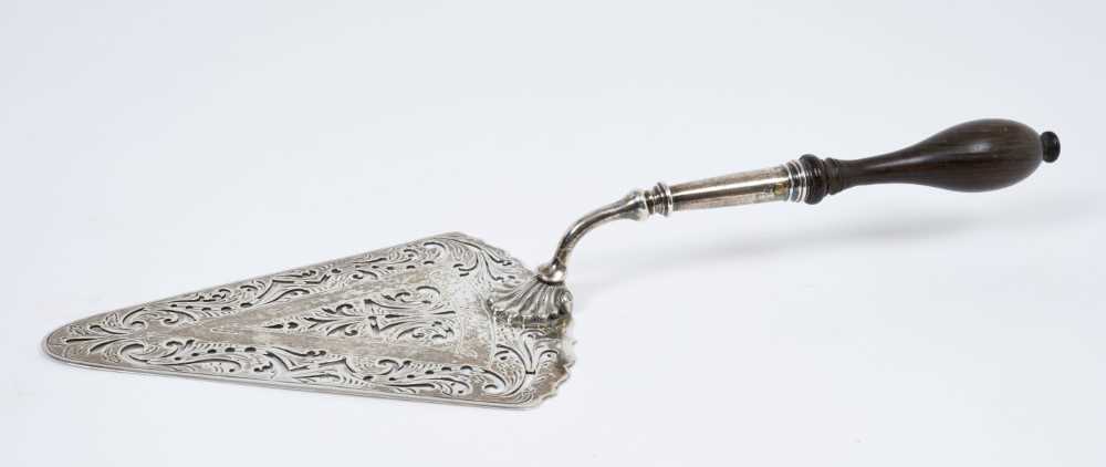 George III silver cake slice London 1766 - Image 2 of 7