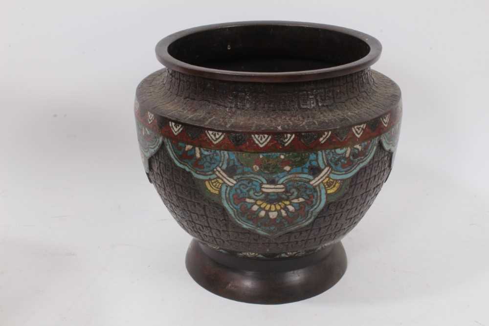 Large Oriental bronze jardinière / censer decorated with ducks in relief, together with a Japanese s - Image 6 of 12