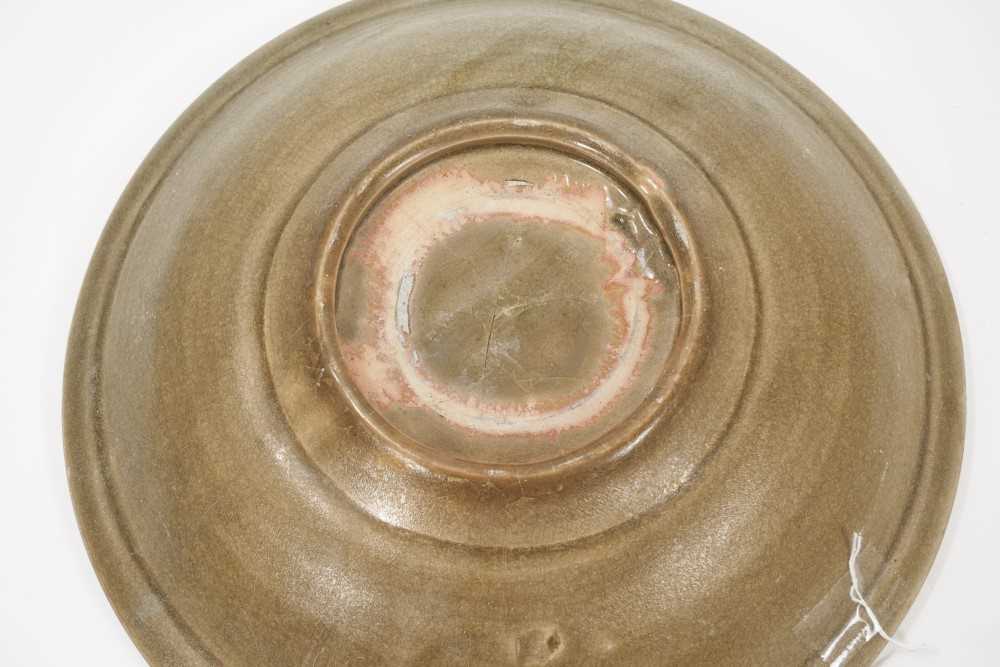 Chinese celadon dish, Yuan dynasty, from the Java shipwreck, with ribbed moulding and central floral - Image 3 of 7