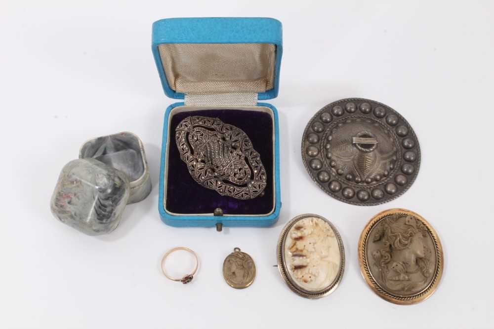 Group of jewellery to include two Italian carved lava cameos, carved shell cameo, Estonian silver br