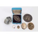 Group of jewellery to include two Italian carved lava cameos, carved shell cameo, Estonian silver br