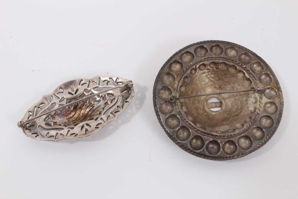 Group of jewellery to include two Italian carved lava cameos, carved shell cameo, Estonian silver br - Image 3 of 7