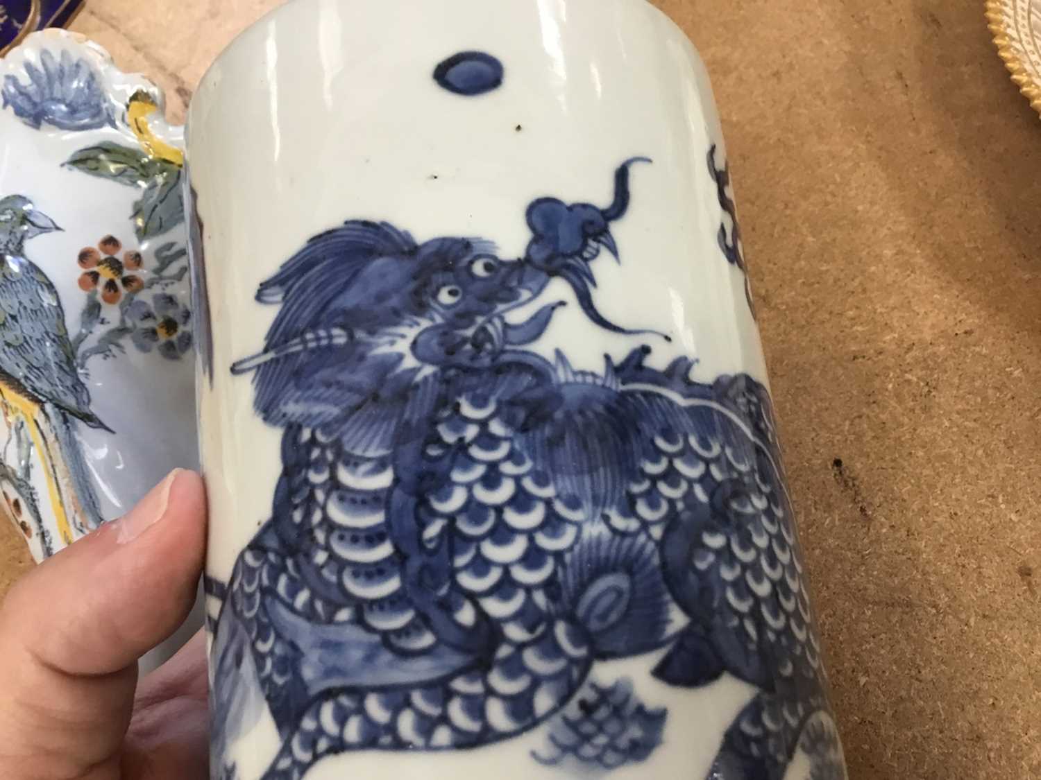 19th century Chinese blue and white brush pot - Image 4 of 9