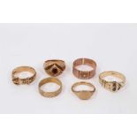 Six 9ct gold rings to include a wedding band, buckle rings and signet rings