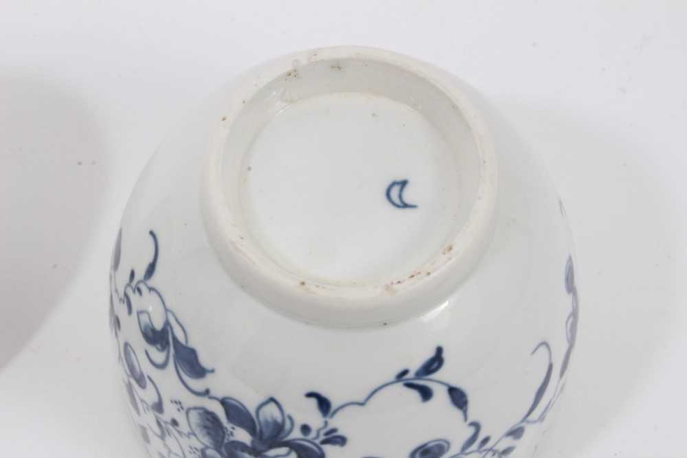 Worcester blue and white sucrier and cover, circa 1765, decorated in the Mansfield pattern, crescent - Image 6 of 6