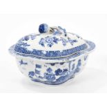 A Derby blue and white tureen and cover, circa 1775, decorated with a Willow-type pattern, 16.5cm ac