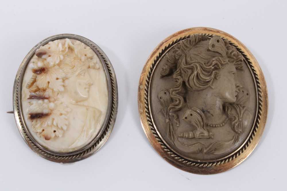 Group of jewellery to include two Italian carved lava cameos, carved shell cameo, Estonian silver br - Image 4 of 7