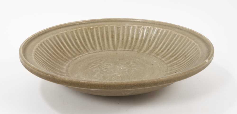 Chinese celadon dish, Yuan dynasty, from the Java shipwreck, with ribbed moulding and central floral - Image 2 of 7