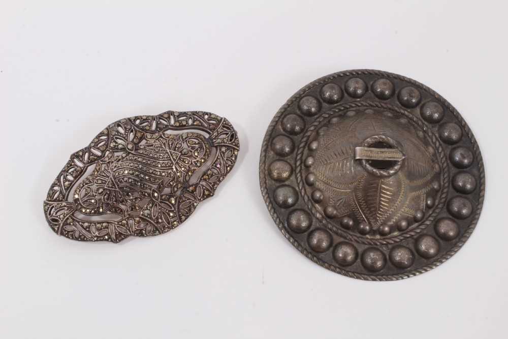 Group of jewellery to include two Italian carved lava cameos, carved shell cameo, Estonian silver br - Image 2 of 7