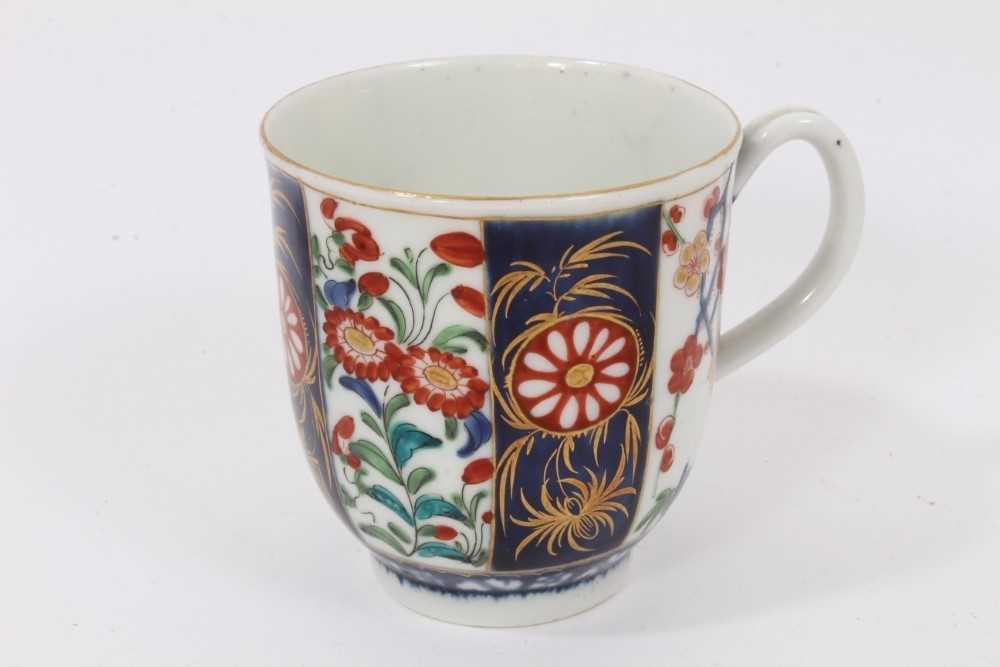 Worcester Kakiemon style porcelain, circa 1770, including a sparrow beak jug, cover and dish on an o - Image 4 of 6