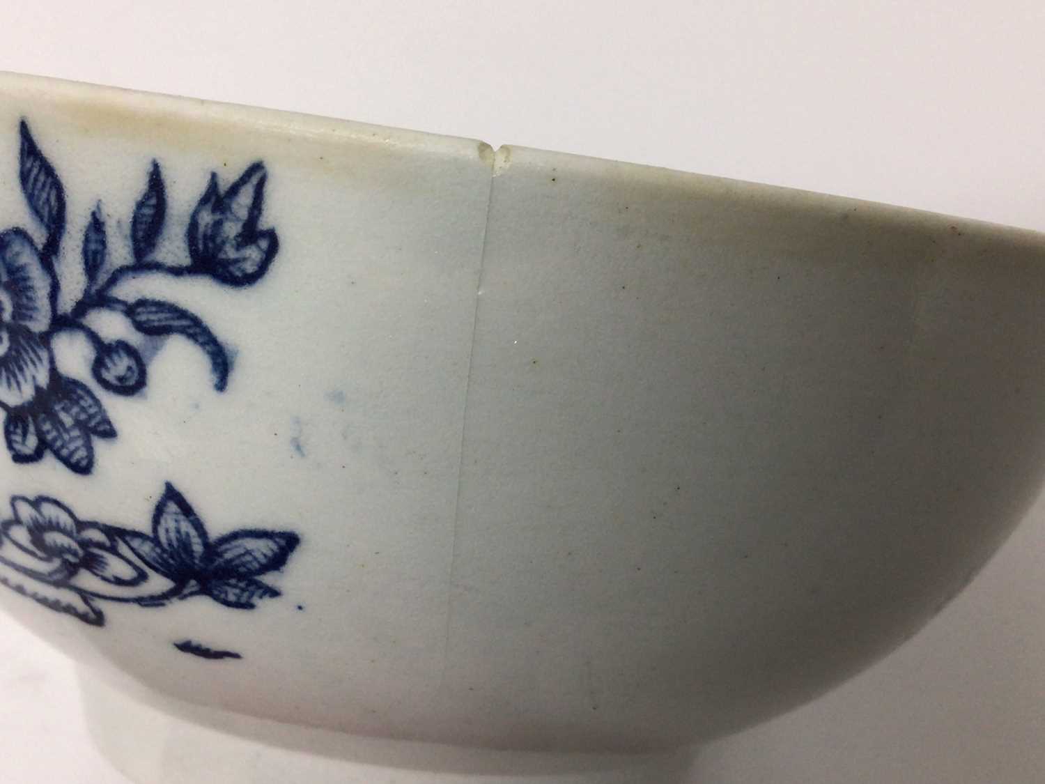 A rare Isleworth blue and white porcelain bowl, circa 1770, transfer printed with a variation of the - Image 4 of 4