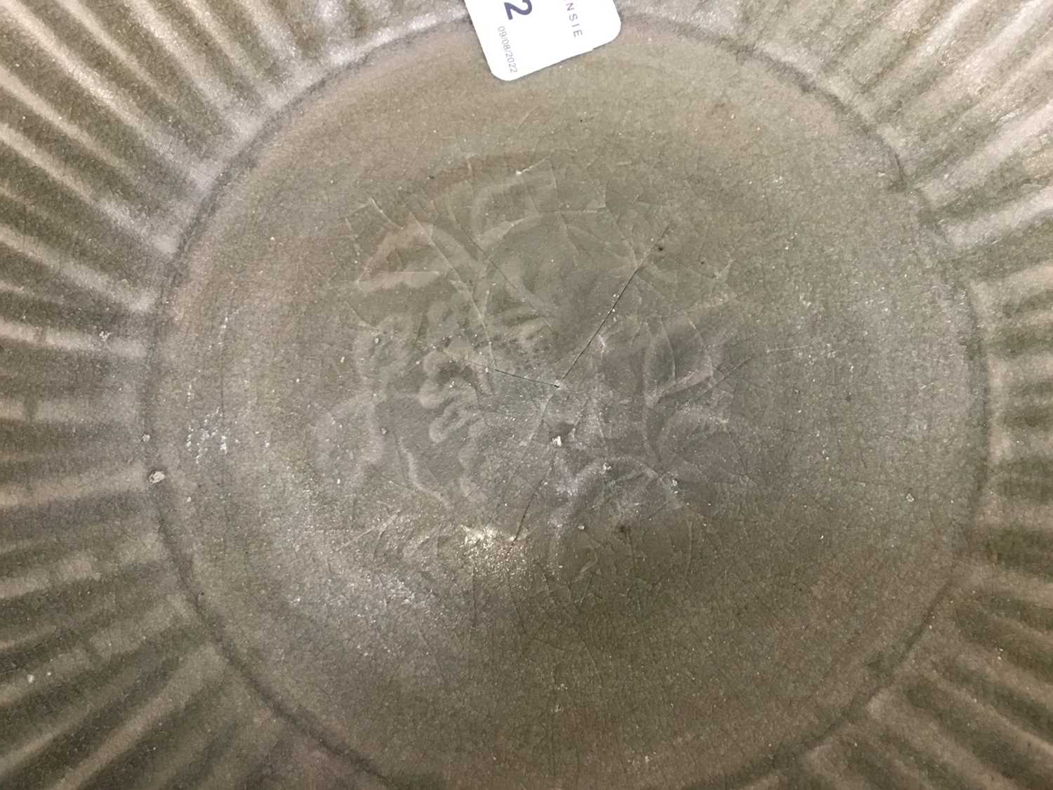Chinese celadon dish, Yuan dynasty, from the Java shipwreck, with ribbed moulding and central floral - Image 4 of 7