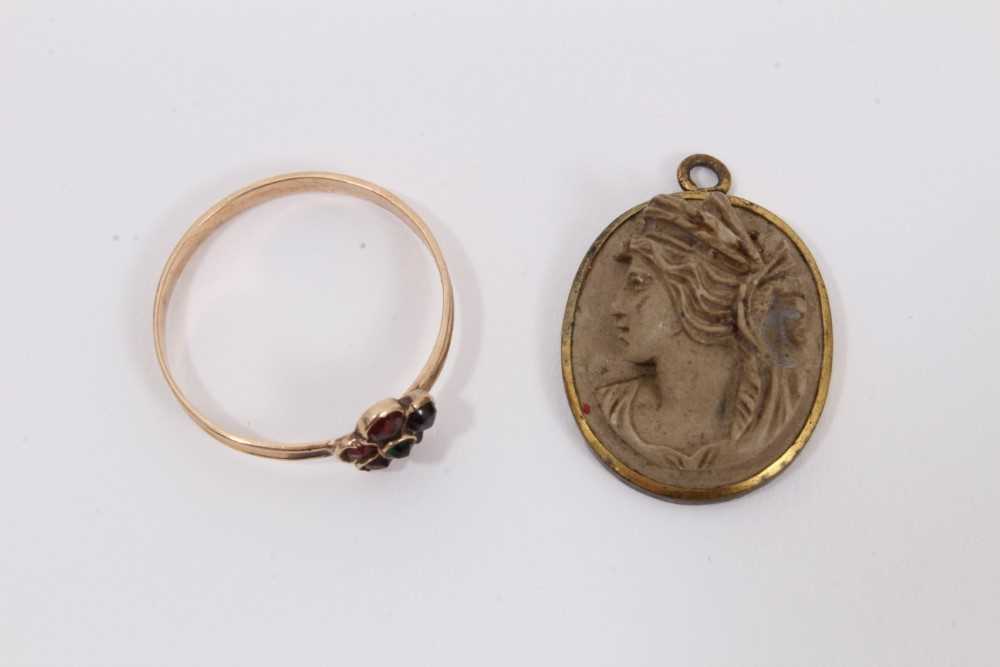 Group of jewellery to include two Italian carved lava cameos, carved shell cameo, Estonian silver br - Image 6 of 7
