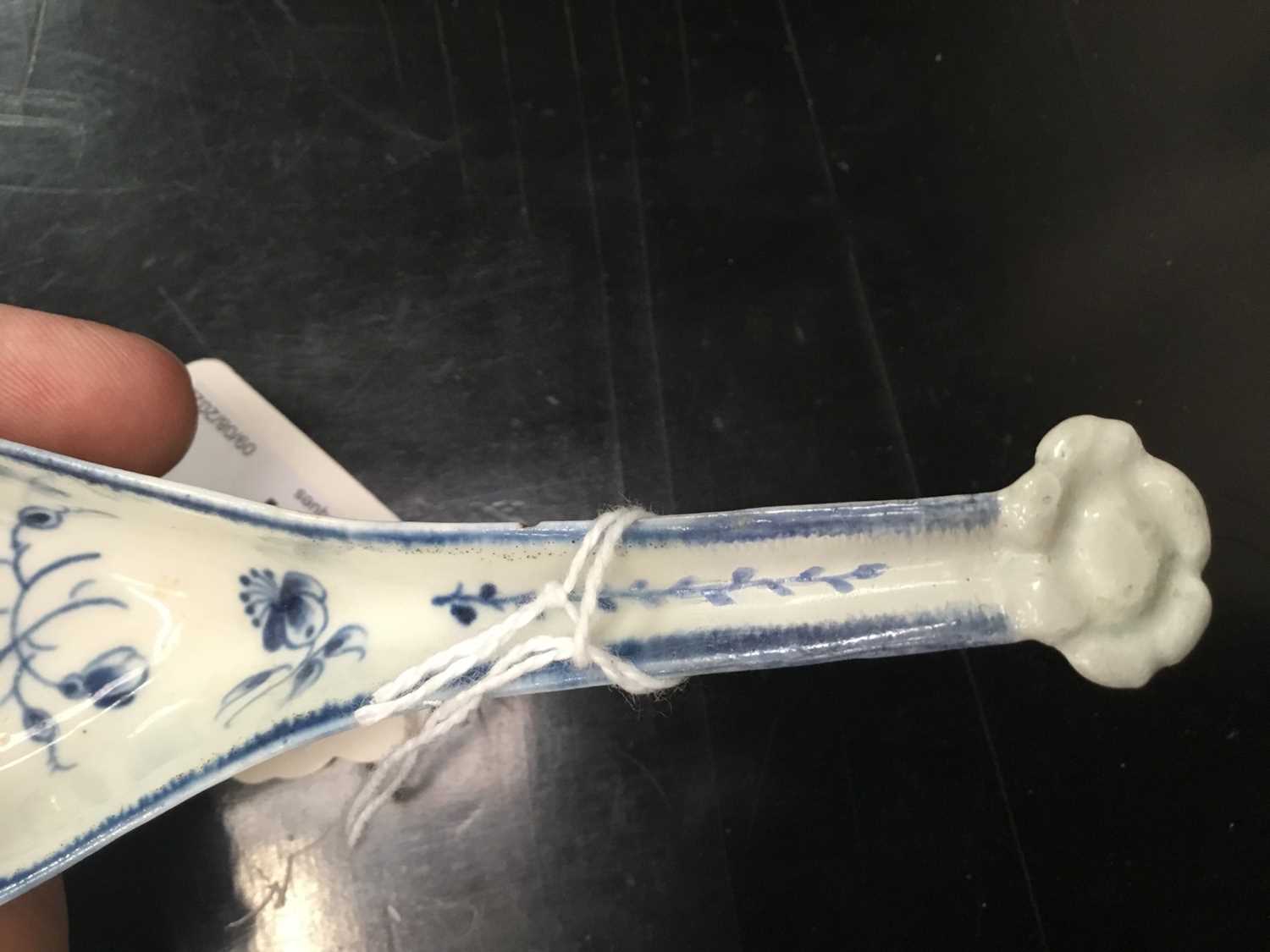 A rare Worcester blue and white rice spoon, painted with the Gillyflower pattern, crescent mark to b - Image 4 of 5