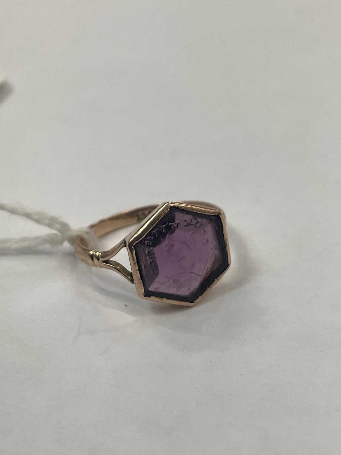 Victorian rose gold amethyst glass intaglio ring - Image 5 of 6
