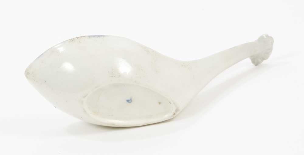A rare Worcester blue and white rice spoon, painted with the Gillyflower pattern, crescent mark to b - Image 3 of 5