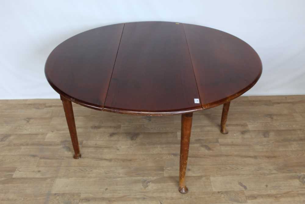 Mahogany oval drop leaf table on turned legs, opening to 128cm x 122cm - Image 2 of 5