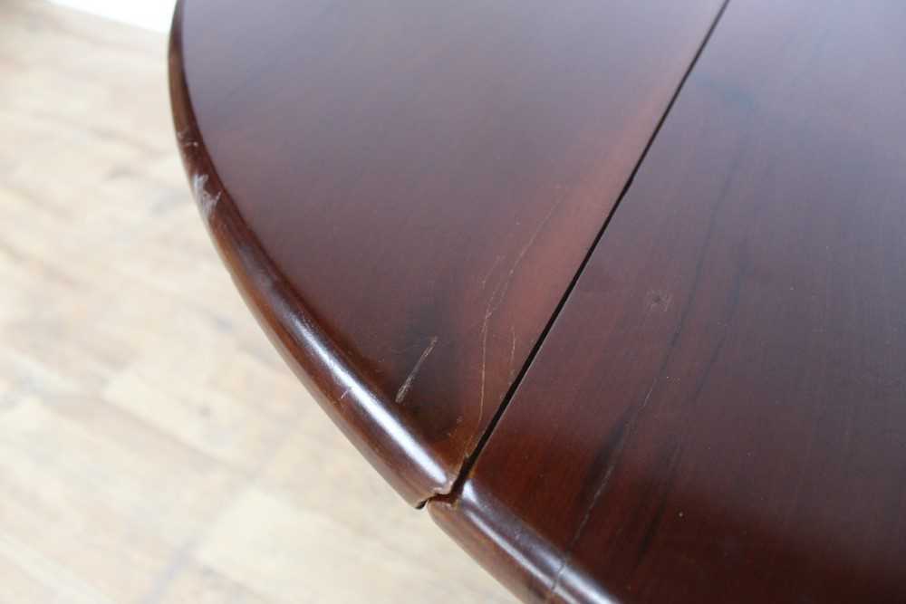Mahogany oval drop leaf table on turned legs, opening to 128cm x 122cm - Image 5 of 5