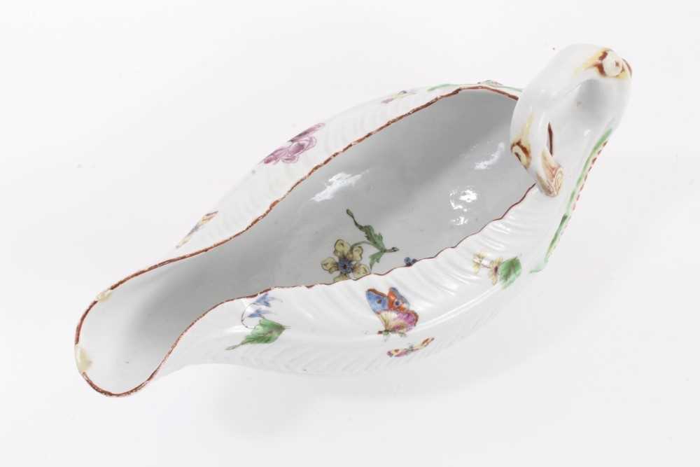A Worcester cos lettuce shaped sauce boat, painted in Meissen style, circa 1756 - Bild 3 aus 5