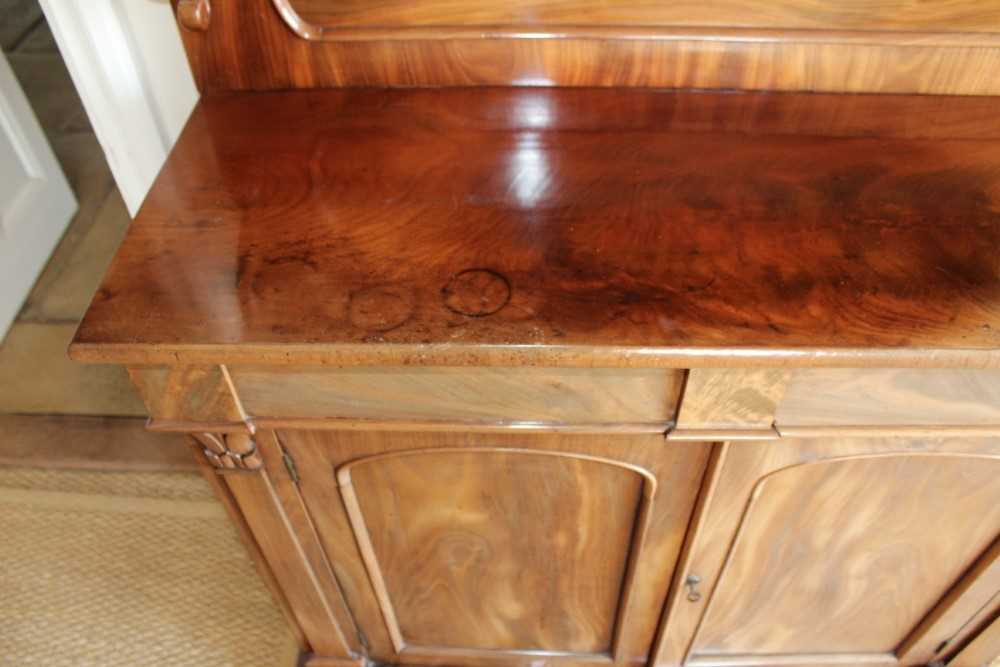 Victorian mahogany chiffonier with raised ledge back above two frieze drawers and twin arched panell - Bild 3 aus 8