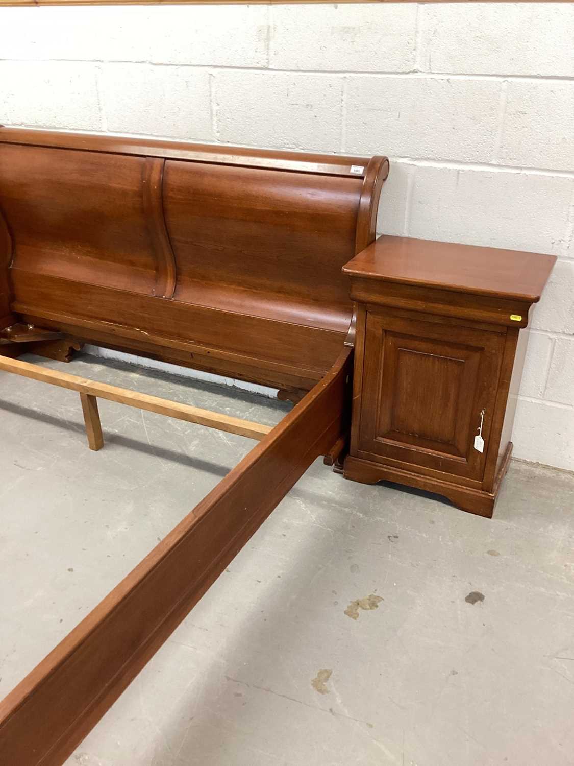 Contemporary cherrywood sleigh bed and matching bedside cabinets purchased from John Lewis - Bild 3 aus 20