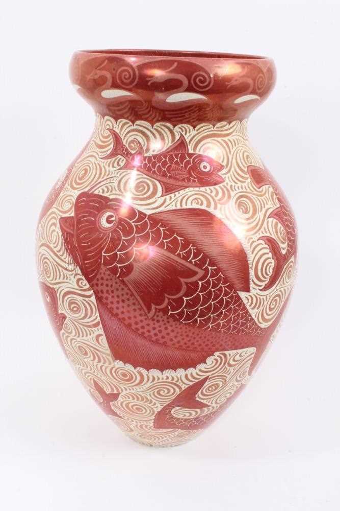 A William de Morgan ruby lustre fish vase - Bild 2 aus 6