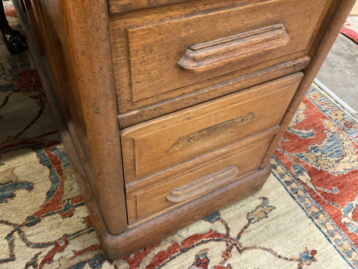 1920s oak pedestal writing desk and revolving desk chair - Bild 7 aus 12