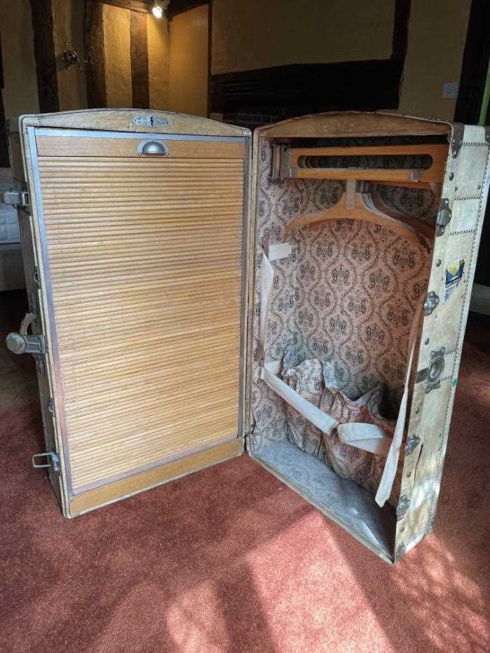 1920s velum cabin trunk with original fitted drawers enclosed by a tambour shutter, hanging rail and - Bild 3 aus 7