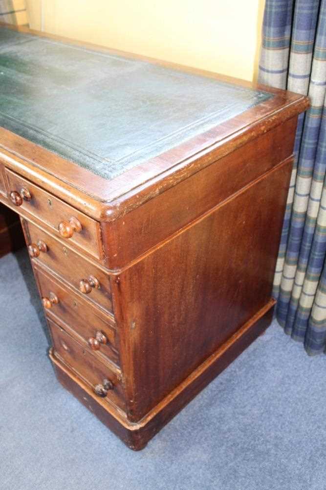 Late Victorian mahogany twin pedestal writing desk with leather lined top above an arrangement of ni - Bild 5 aus 5