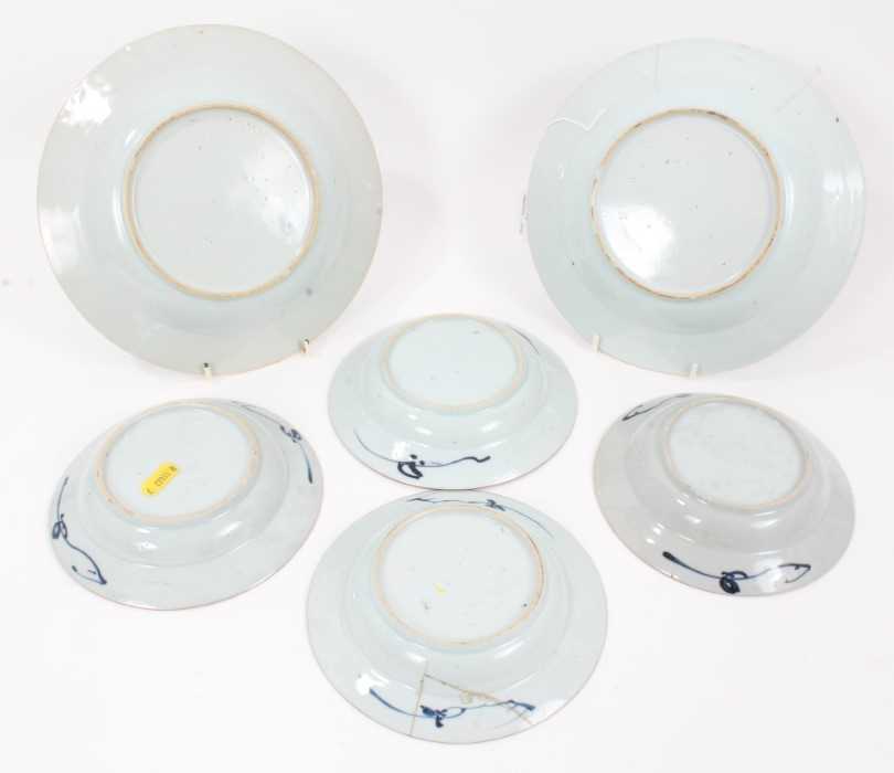Four 18th Chinese export blue and white pudding bowls and two plates - Image 8 of 10
