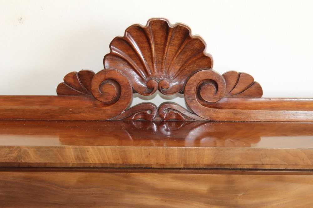 Victorian mahogany chiffonier with raised ledge back above two frieze drawers and twin arched panell - Bild 2 aus 8