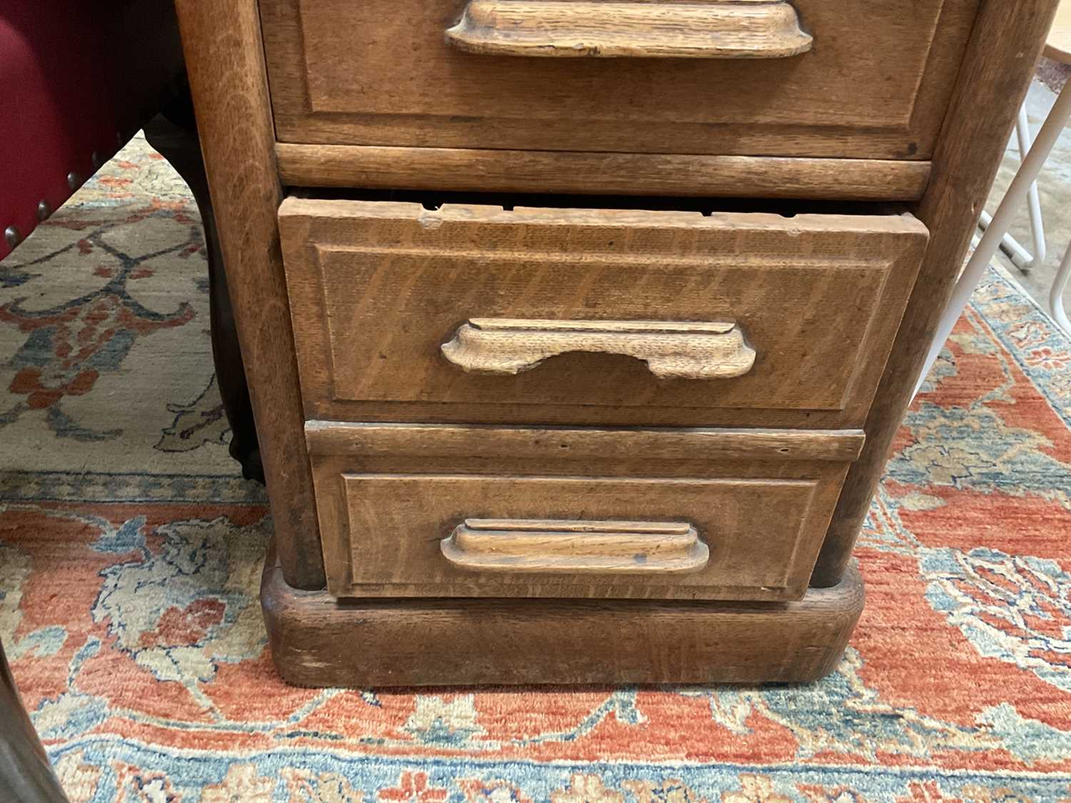 1920s oak pedestal writing desk and revolving desk chair - Bild 5 aus 12