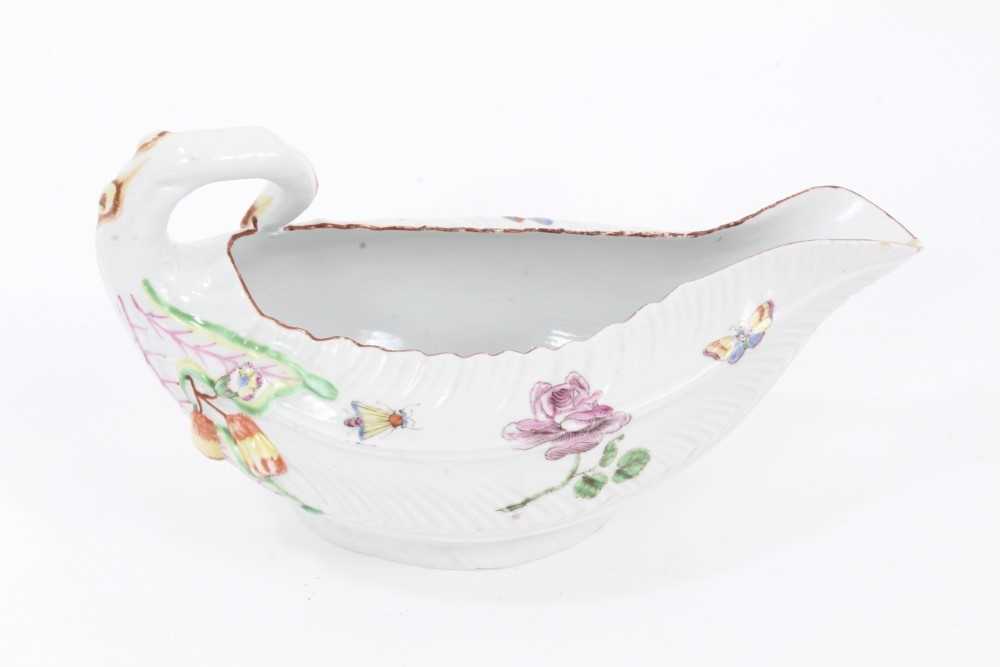 A Worcester cos lettuce shaped sauce boat, painted in Meissen style, circa 1756 - Bild 2 aus 5