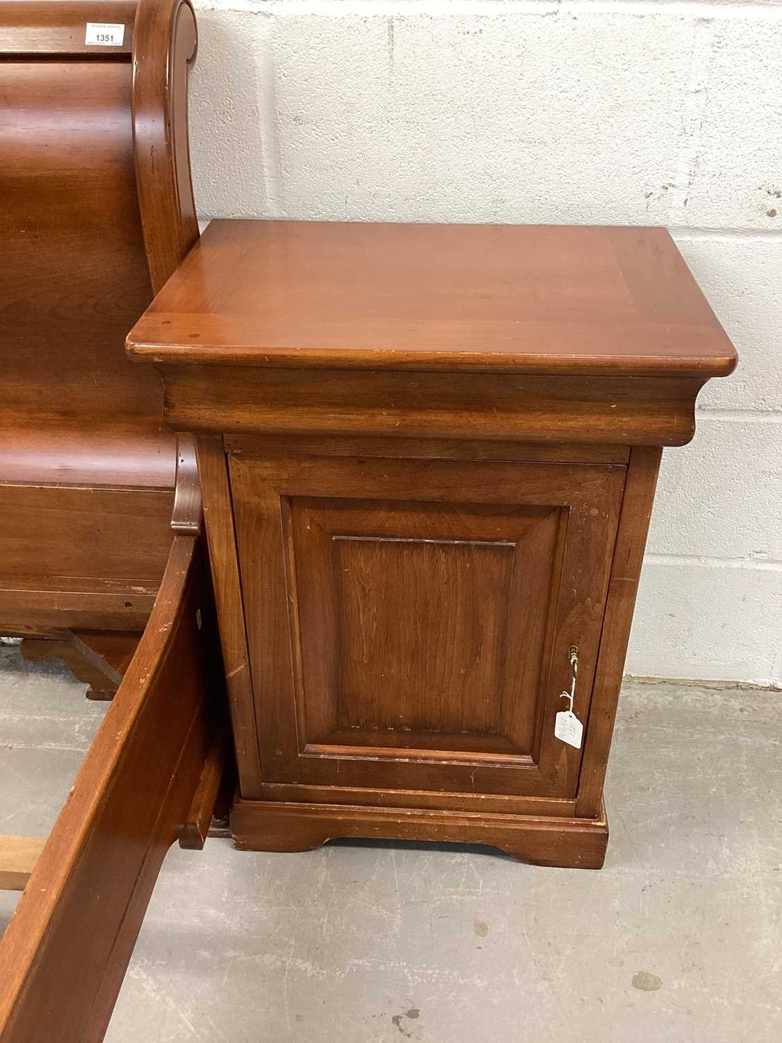 Contemporary cherrywood sleigh bed and matching bedside cabinets purchased from John Lewis - Bild 7 aus 20