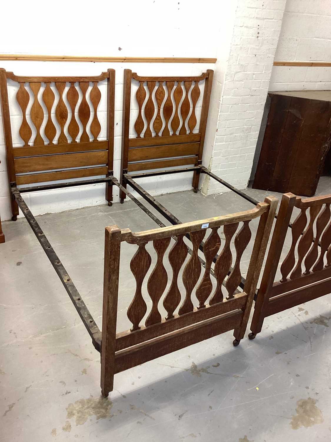 Pair of Edwardian Arts & Crafts single bedsteads, in the manner of Liberty’s - Bild 3 aus 18