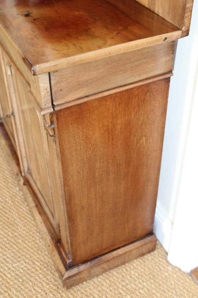 Victorian mahogany chiffonier with raised ledge back above two frieze drawers and twin arched panell - Bild 6 aus 8