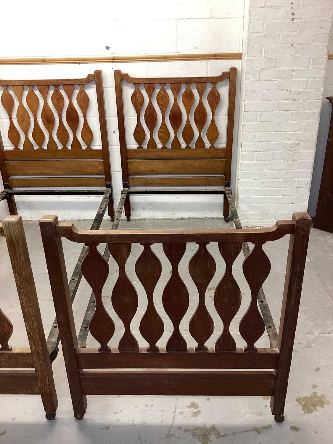 Pair of Edwardian Arts & Crafts single bedsteads, in the manner of Liberty’s - Bild 2 aus 18