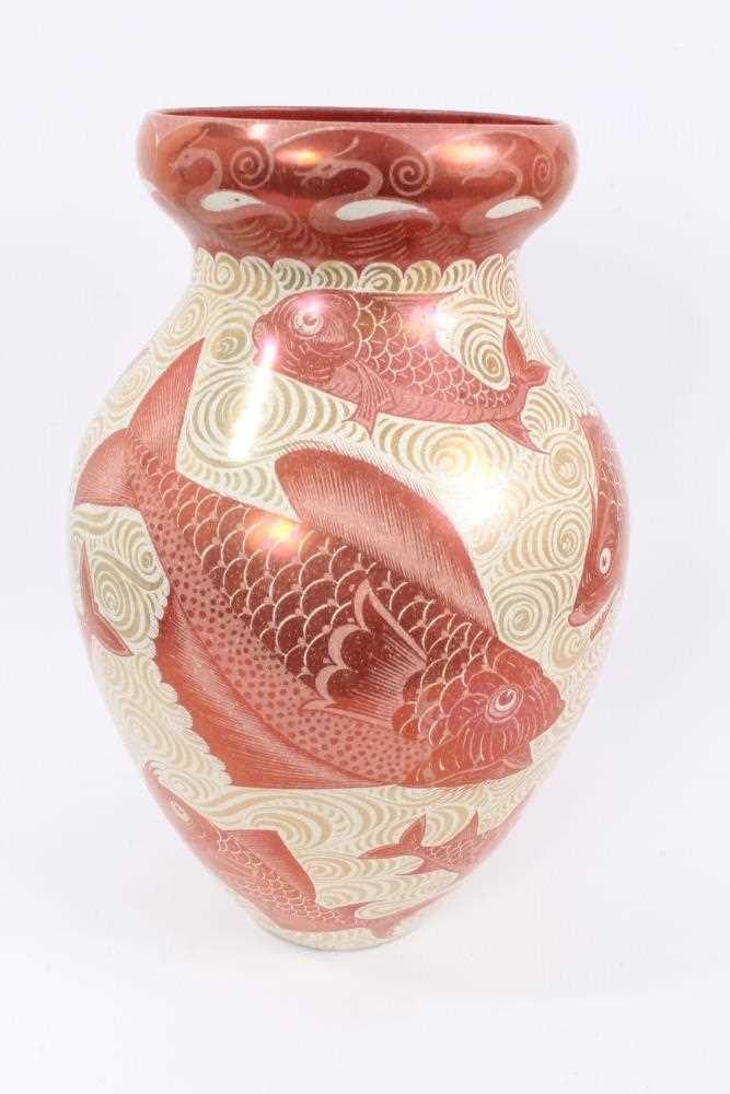 A William de Morgan ruby lustre fish vase - Bild 4 aus 6