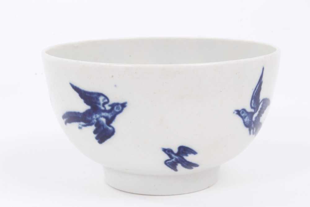 A Worcester blue and white tea bowl and saucer, circa 1770-85, printed with the Birds in Branches pa - Image 5 of 6