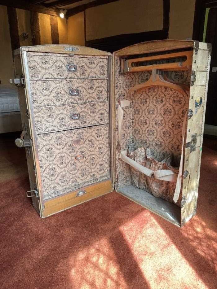 1920s velum cabin trunk with original fitted drawers enclosed by a tambour shutter, hanging rail and - Bild 4 aus 7