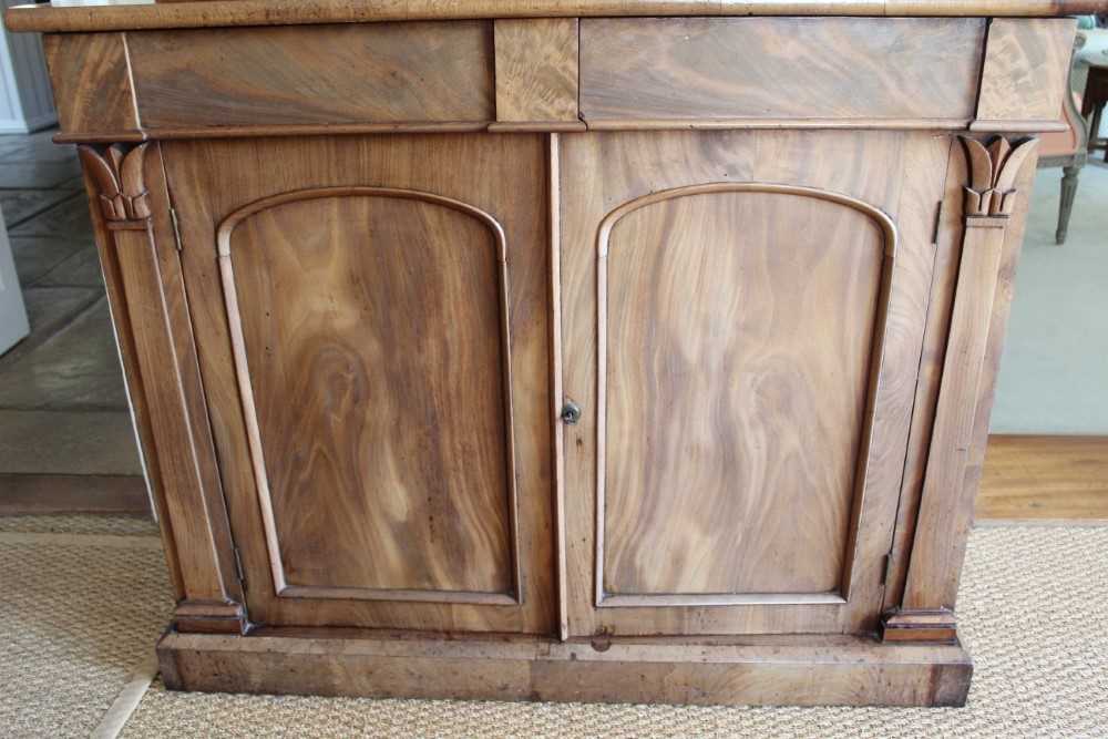 Victorian mahogany chiffonier with raised ledge back above two frieze drawers and twin arched panell - Bild 5 aus 8